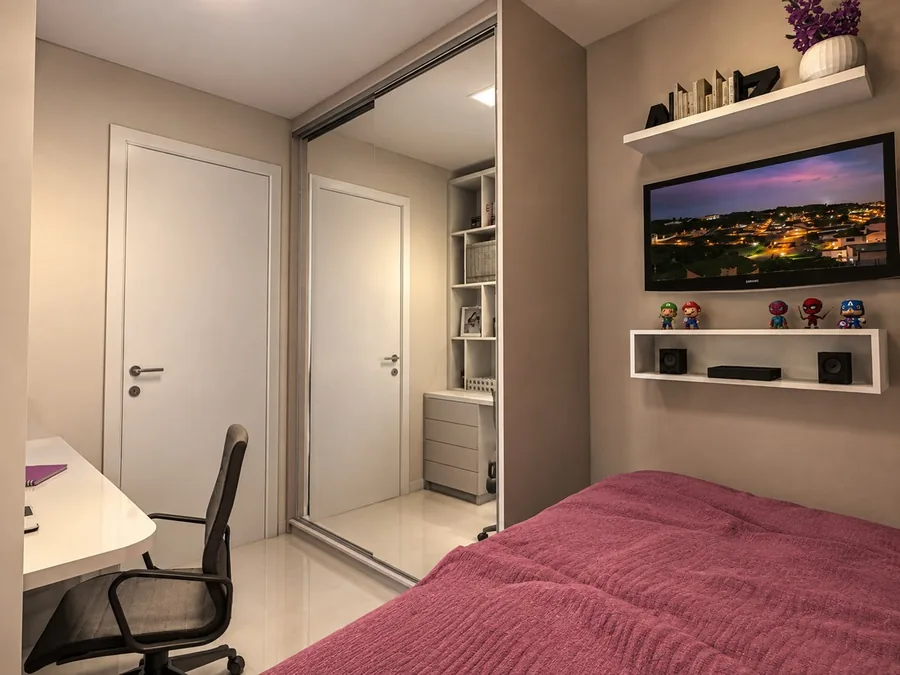 Renderização 3D de quarto planejado pela Metri Marcenaria, com closet e painel de TV